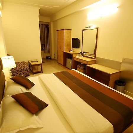 Hotel Parkway Deluxe New Delhi Bagian luar foto
