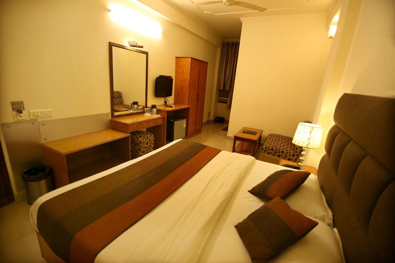 Hotel Parkway Deluxe New Delhi Bagian luar foto