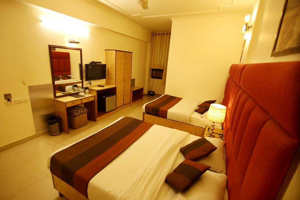 Hotel Parkway Deluxe New Delhi Bagian luar foto