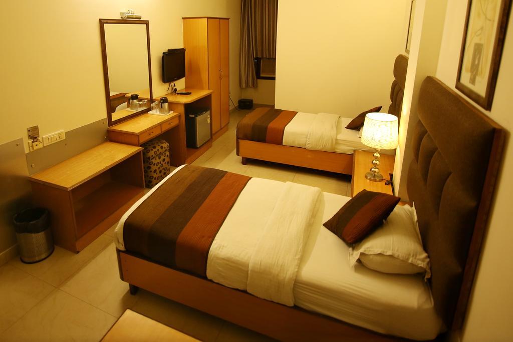 Hotel Parkway Deluxe New Delhi Bagian luar foto