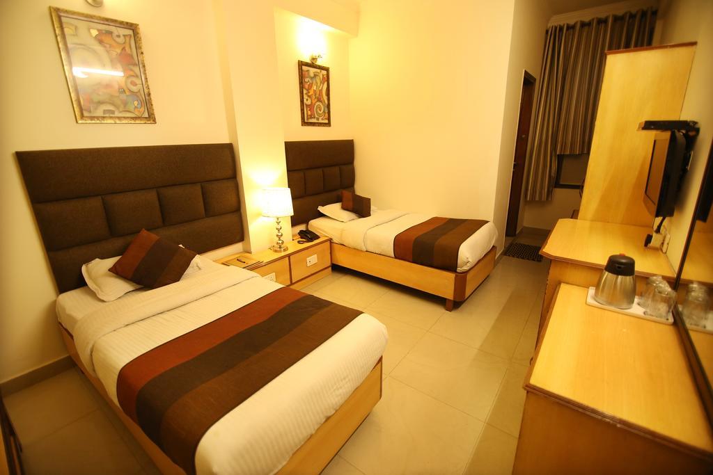 Hotel Parkway Deluxe New Delhi Bagian luar foto
