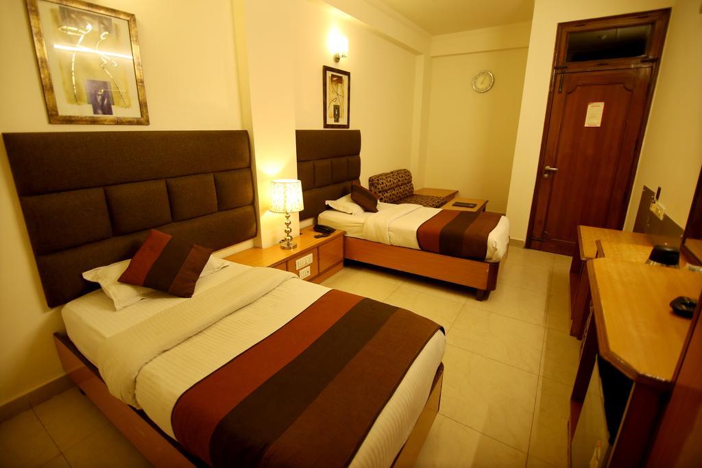 Hotel Parkway Deluxe New Delhi Bagian luar foto