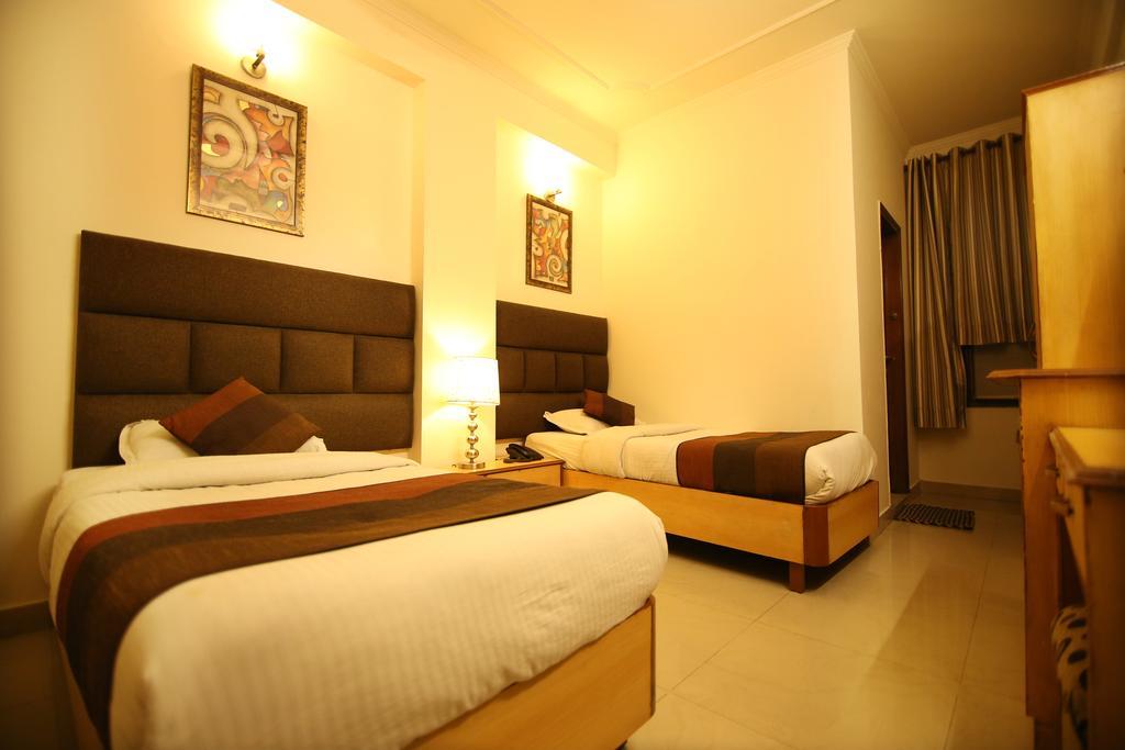 Hotel Parkway Deluxe New Delhi Bagian luar foto