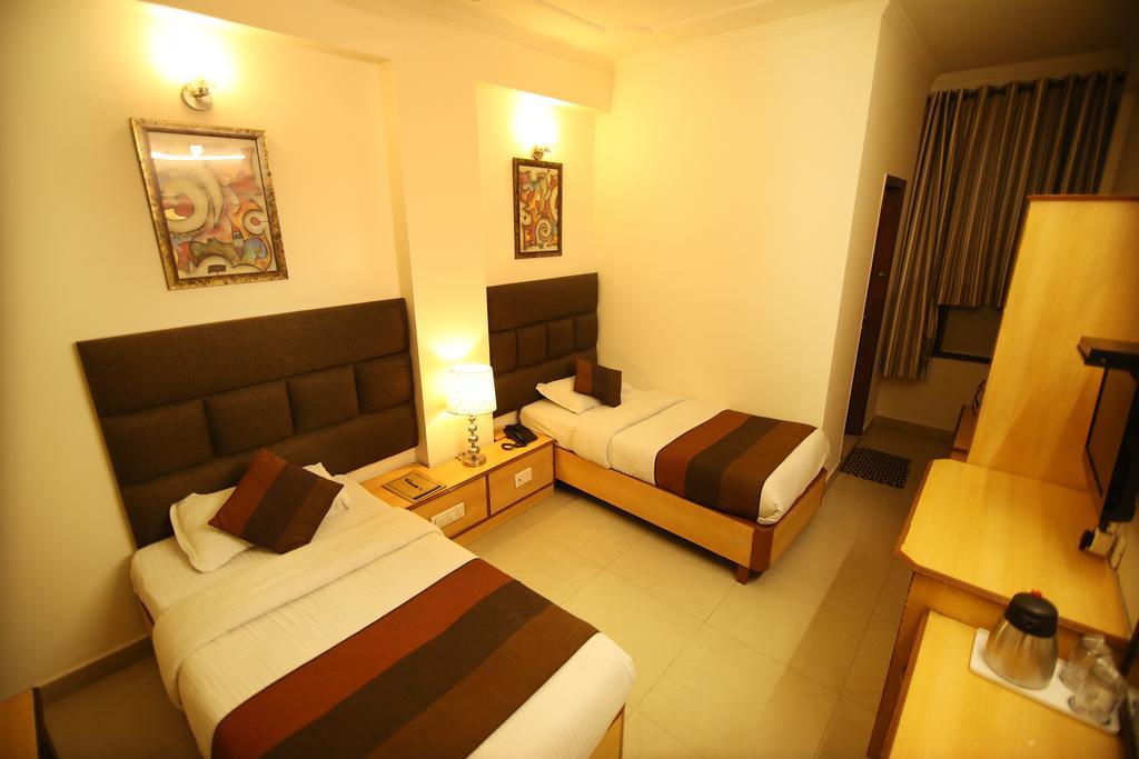 Hotel Parkway Deluxe New Delhi Bagian luar foto