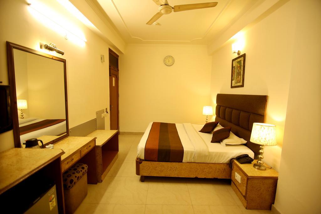 Hotel Parkway Deluxe New Delhi Bagian luar foto