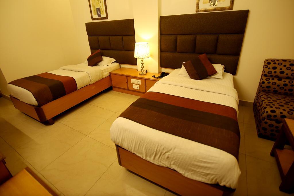 Hotel Parkway Deluxe New Delhi Bagian luar foto