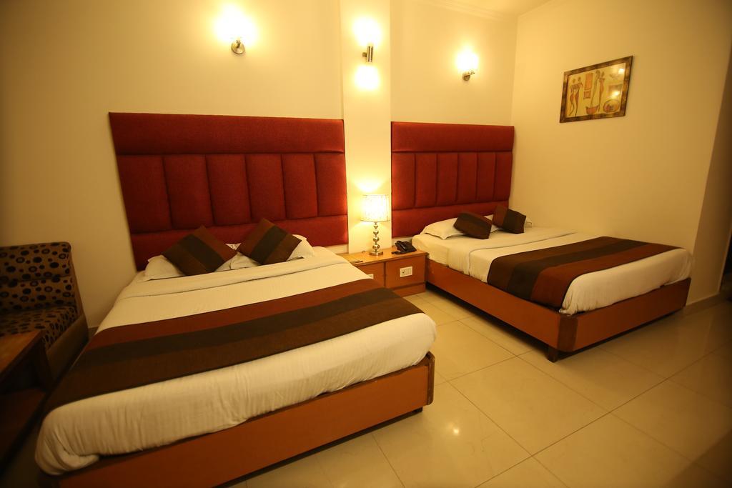 Hotel Parkway Deluxe New Delhi Bagian luar foto