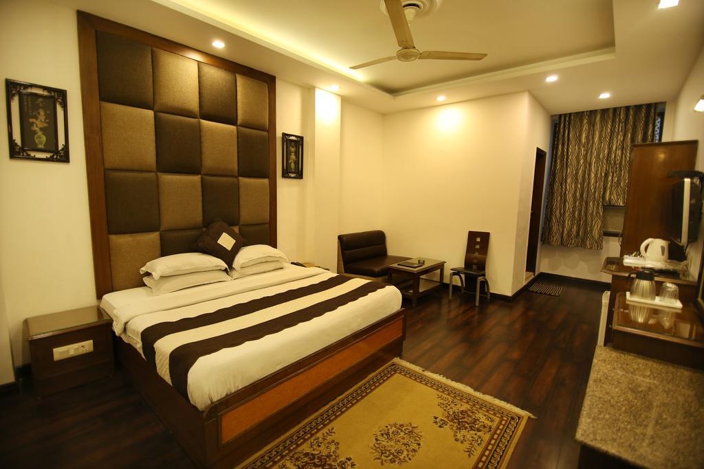 Hotel Parkway Deluxe New Delhi Bagian luar foto