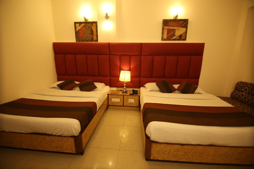 Hotel Parkway Deluxe New Delhi Bagian luar foto