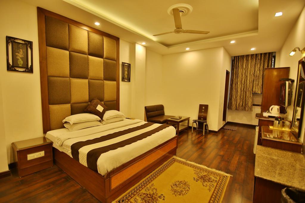 Hotel Parkway Deluxe New Delhi Bagian luar foto