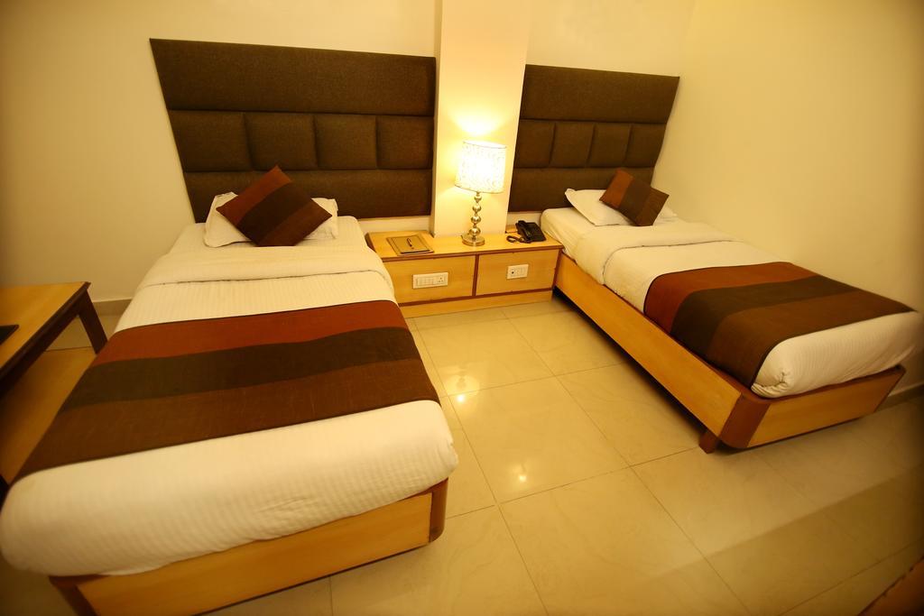 Hotel Parkway Deluxe New Delhi Bagian luar foto