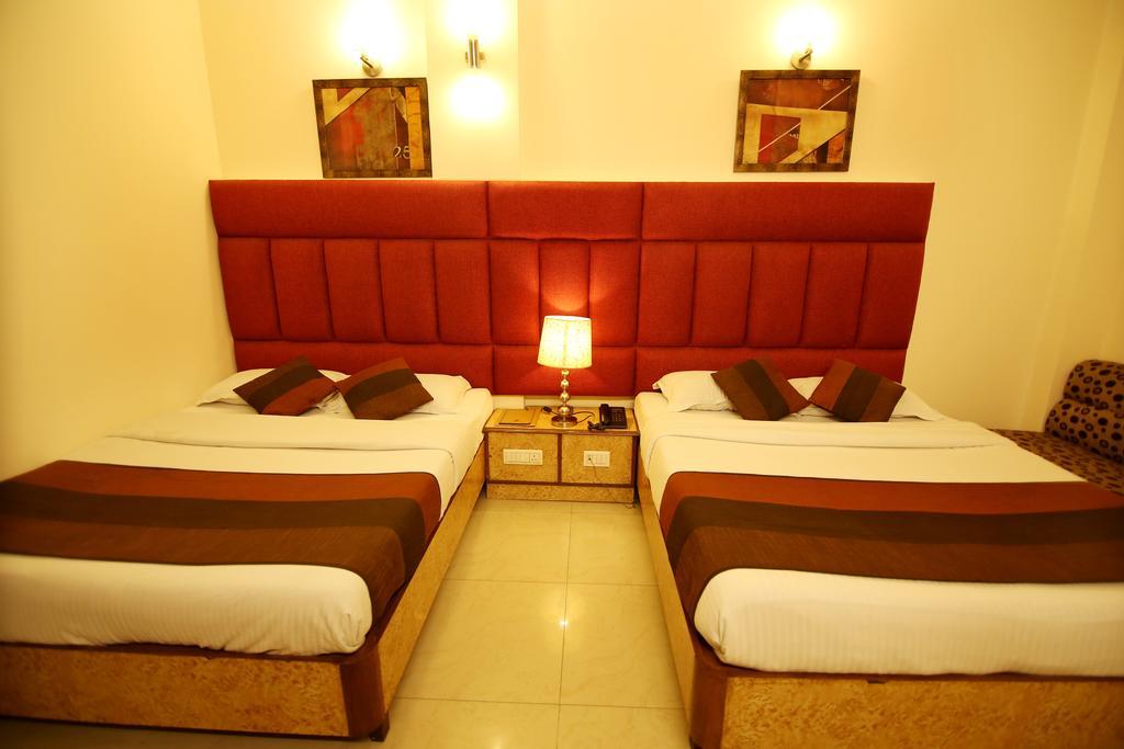 Hotel Parkway Deluxe New Delhi Bagian luar foto