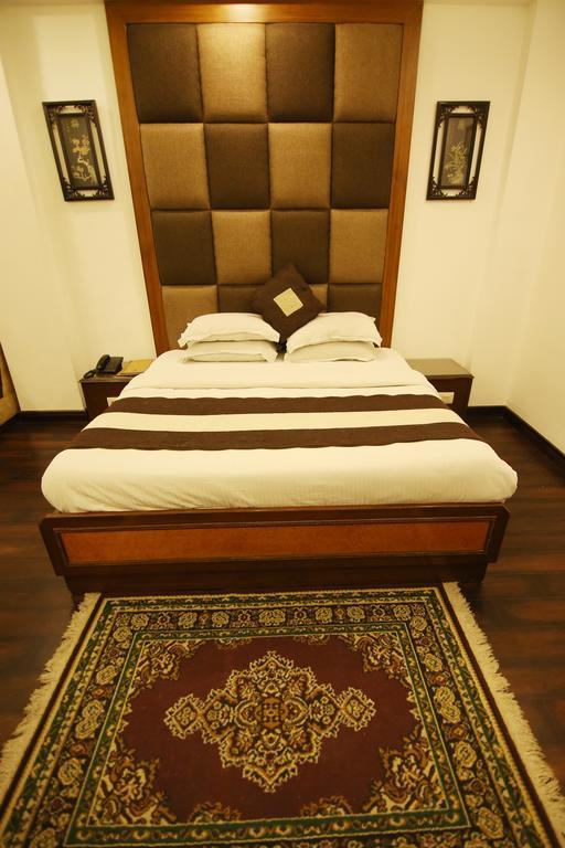 Hotel Parkway Deluxe New Delhi Bagian luar foto