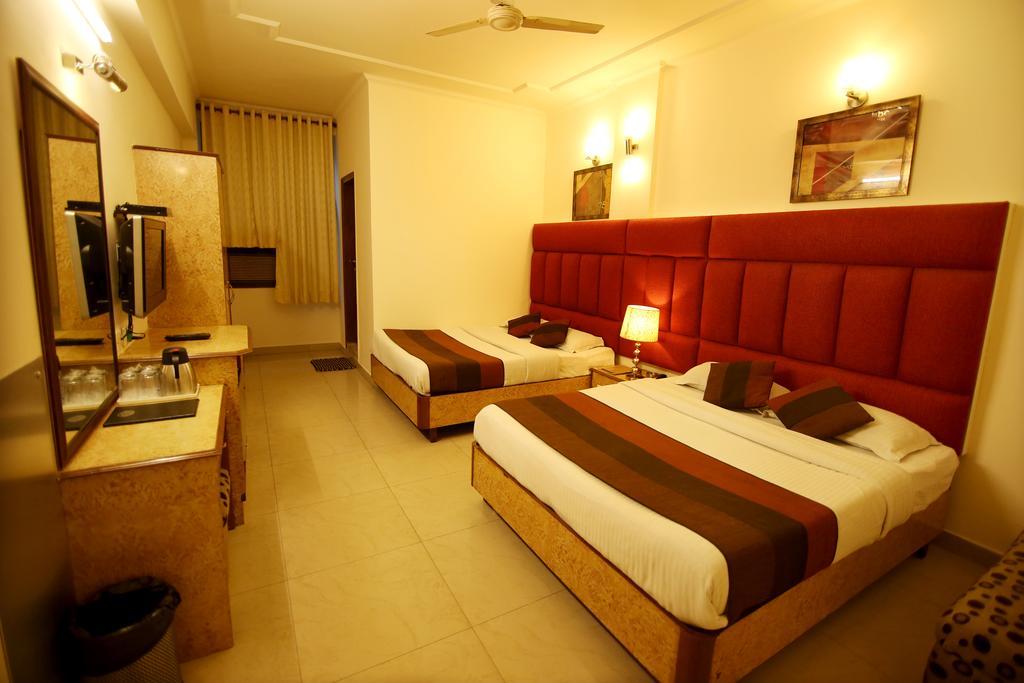 Hotel Parkway Deluxe New Delhi Bagian luar foto