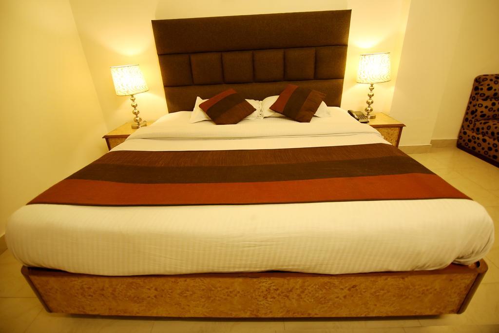 Hotel Parkway Deluxe New Delhi Bagian luar foto