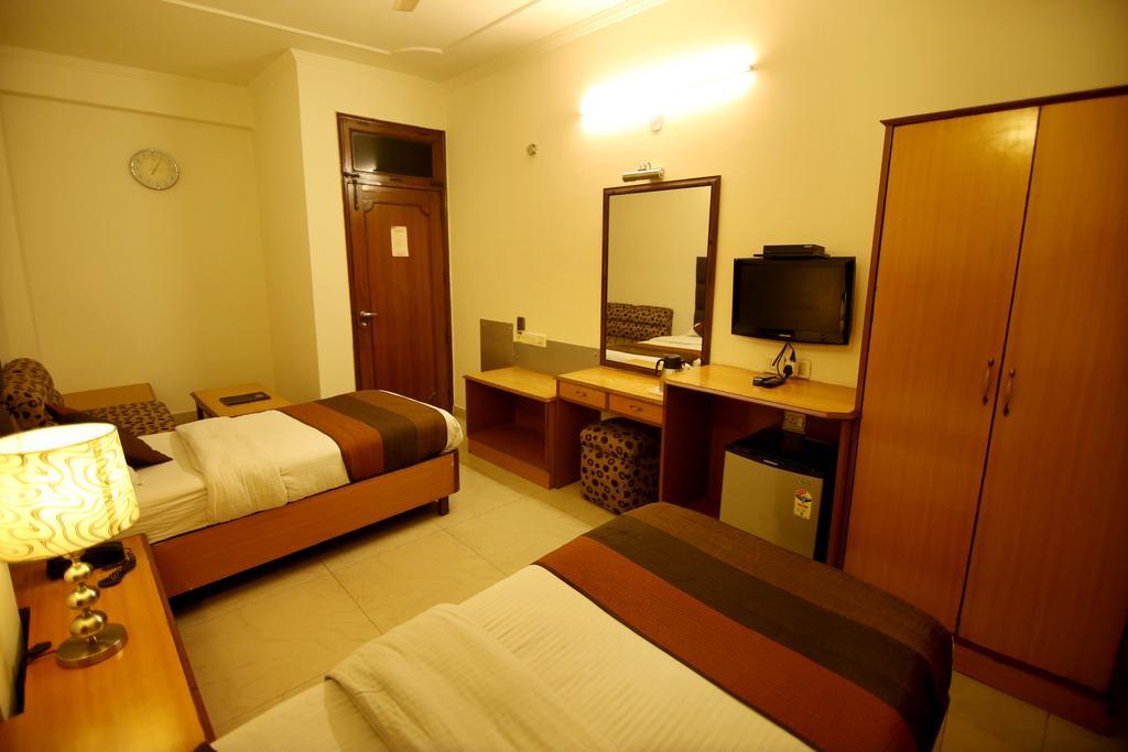 Hotel Parkway Deluxe New Delhi Bagian luar foto