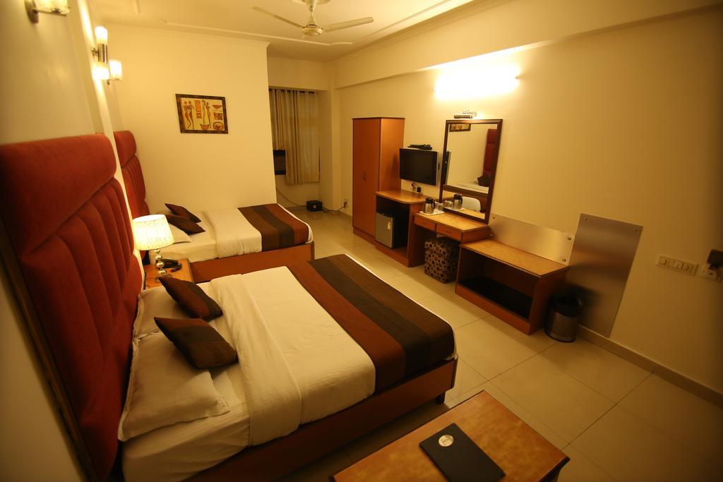 Hotel Parkway Deluxe New Delhi Bagian luar foto