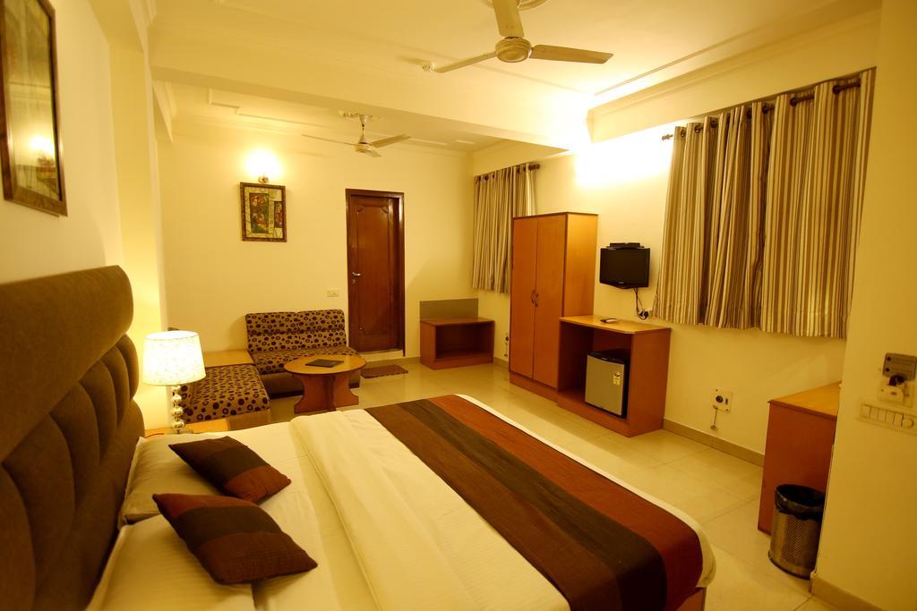 Hotel Parkway Deluxe New Delhi Bagian luar foto