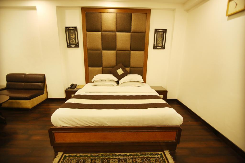 Hotel Parkway Deluxe New Delhi Bagian luar foto