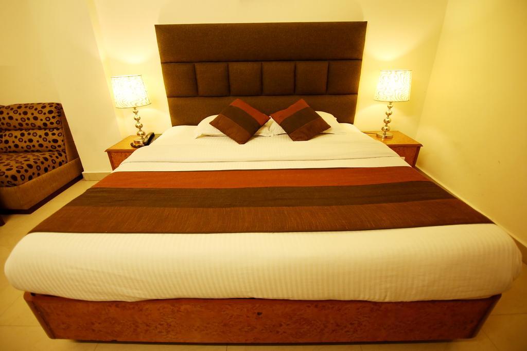 Hotel Parkway Deluxe New Delhi Bagian luar foto