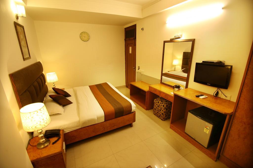 Hotel Parkway Deluxe New Delhi Bagian luar foto