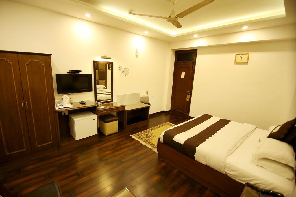 Hotel Parkway Deluxe New Delhi Bagian luar foto